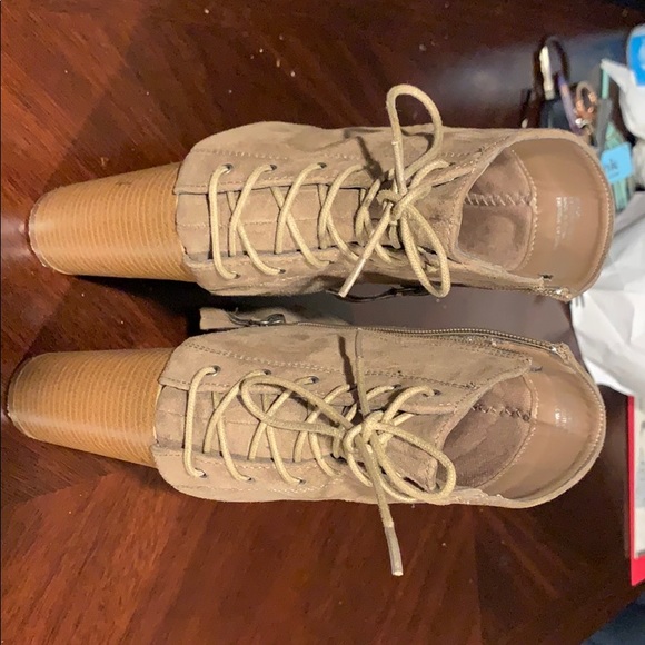 Taupe size 8 shoe dazzle booties - Picture 3 of 5